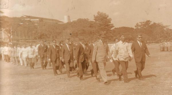Vanguard Ferdinand Marcos '37 leading the UP Vanguard Homecoming Parade at the UP Sunken Garden